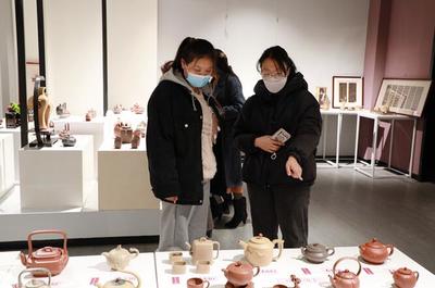 我校成功承辦第七屆江蘇省工藝美術(shù)“藝博杯”陶藝創(chuàng)新作品展暨陶藝論文評(píng)比活動(dòng)